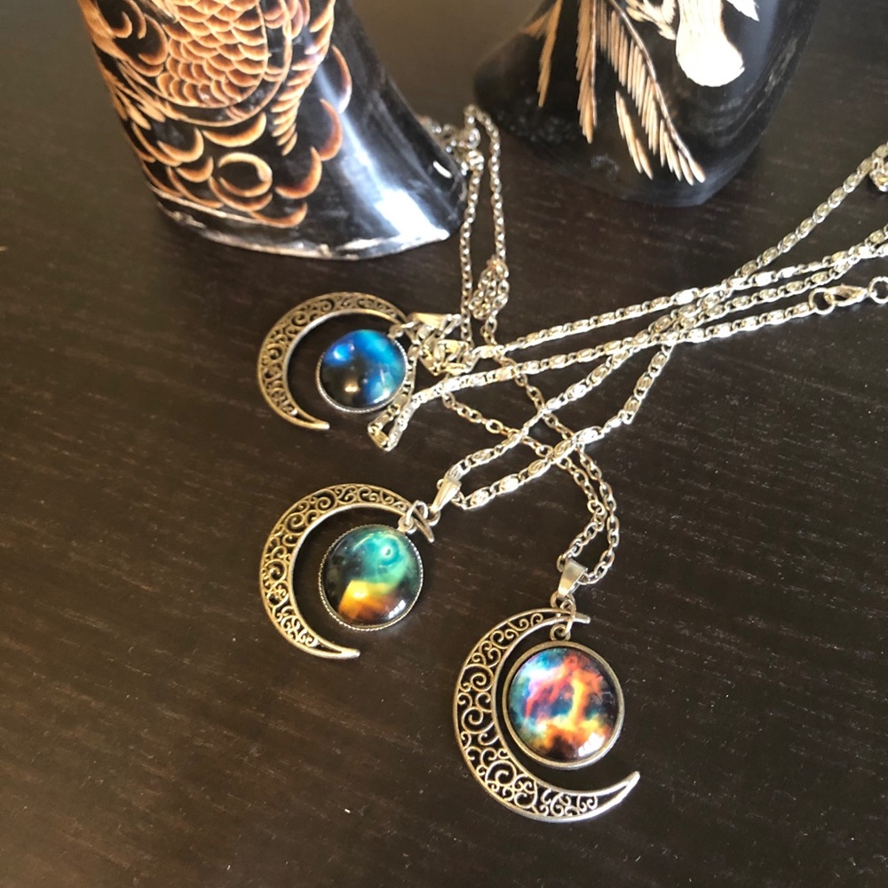 Crescent moon pendant necklace